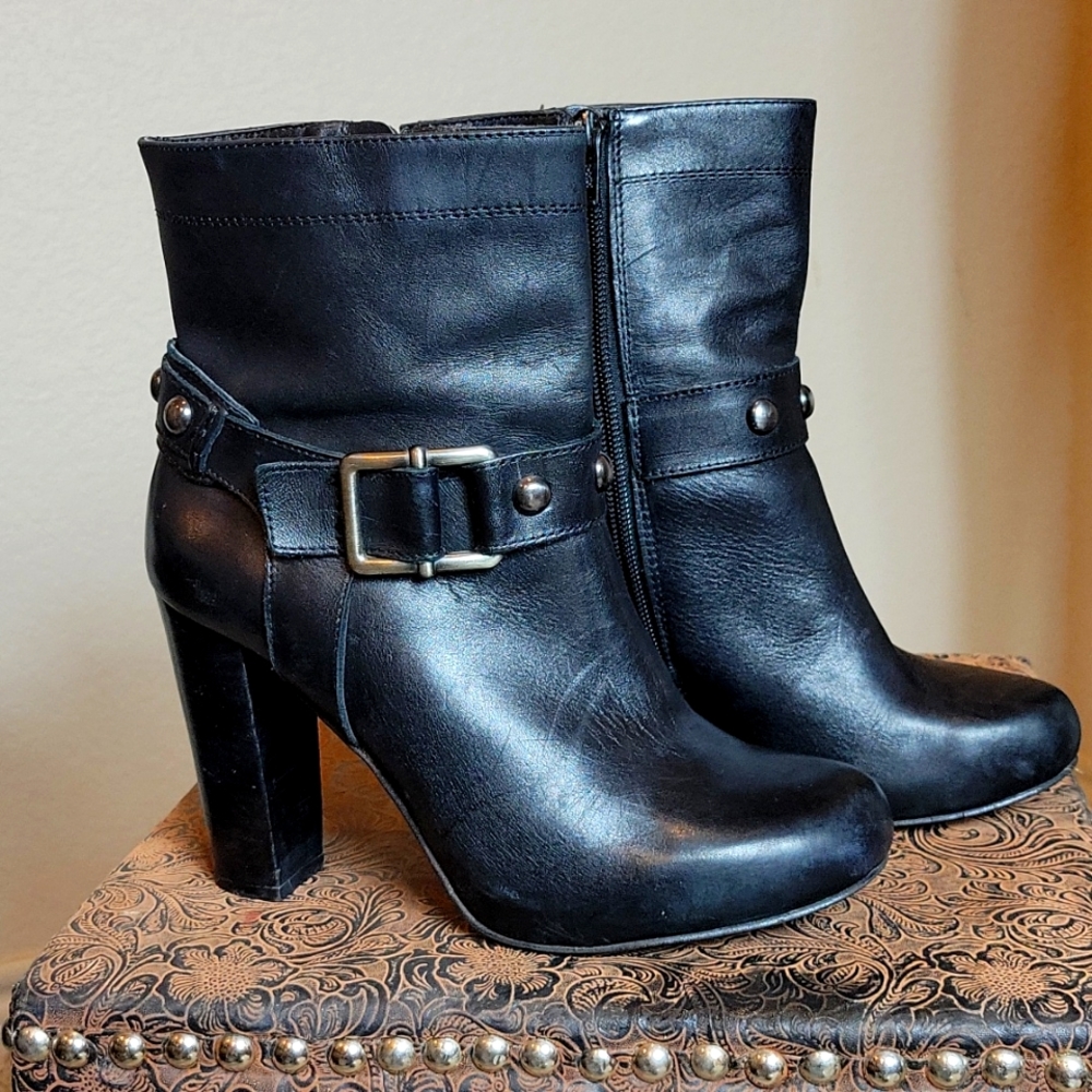Arturo Chiang black leather boots